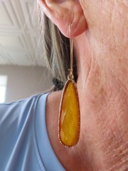 Vintage Contemporary Gold Tone Yellow/Amber Colored Teardrop Pierced Earrings