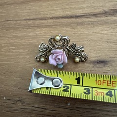 Vintage Gold-Tone Bisque Porcelain Rose Brooch Trendy Coquette Faux Pearls
