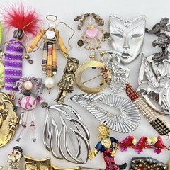 Vintage Figural Brooch Pin Lot of 32 Clown Mask Fairy Lipstick Dog Estate
