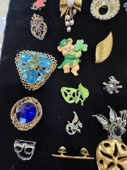 Lot Of 36 Vintage Costume Broaches Brooches Pins Estate Sale Finds Jewelry
