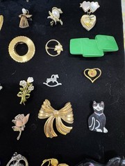 Lot Of 36 Vintage Costume Broaches Brooches Pins Estate Sale Finds Jewelry