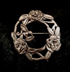 VINTAGE SIGNED MAS J SILVER PLATED ON PEWTER FLORAL CIRCULAR BROOCH.