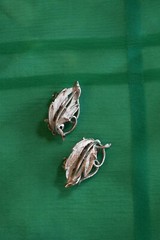 Vintage LISNER Silver Tone Leaf Clip On Earrings Costume Jewelry – Signed