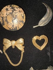 Lot Of 33 Vintage Costume Broaches Brooches Pins Estate Sale Finds Jewelry