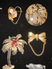 Lot Of 33 Vintage Costume Broaches Brooches Pins Estate Sale Finds Jewelry