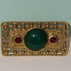 #2412, ETRUSCAN BROOCH VINTAGE FAUX JADE CARNELIA 1980-1989