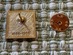VINTAGE 1986 100th ANNIVERSARY 1886-1986 GOLDTONE LAPEL PIN BROOCH