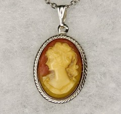 Vintage Cameo Pendant Necklace (c. 1975–1985)