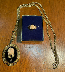 VINTAGE 1973 AVON “SERENA ROSE” REVERSIBLE MIRROR NECKLACE and RING Set