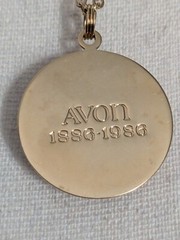 Vtg 1986 Avon 100th Anniversary 3D Carved Gold Rose Pendant Chain 20″ Necklace
