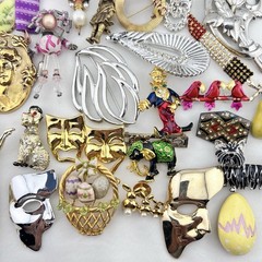 Vintage Figural Brooch Pin Lot of 32 Clown Mask Fairy Lipstick Dog Estate