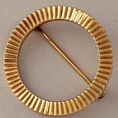 Vintage 14k Textured Circle Brooch. 7/8 Diameter. 2mm Thick. 2.8 Grams. Sturdy.