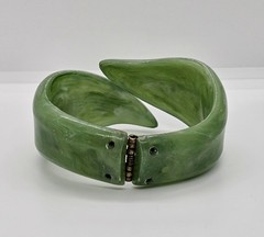 Vintage 1960 MCM Green Marbled Twist Lucite Clamper Bangle Bracelet 7″ Hong Kong