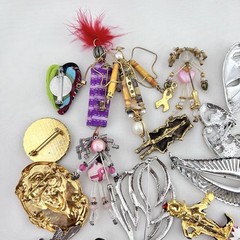 Vintage Figural Brooch Pin Lot of 32 Clown Mask Fairy Lipstick Dog Estate