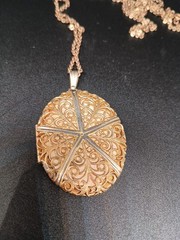 Vtg Locket w. Photos 24″ Necklace Victorian Revival Gold Tone Oval Scroll Flower