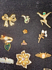 Lot Of 33 Vintage Costume Broaches Brooches Pins Estate Sale Finds Jewelry