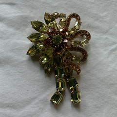 Vintage Gold Tone Green Rhinestone Floral Asymmetrical Brooch & Earrings Set