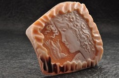 Large shell cameo carved “Girl with the bird” (total 108.5ct), sign by artist.