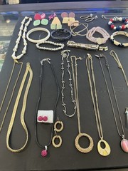 Estate Sale Find Vintage Costume Jewelry Lot 100+ Pieces