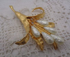 Vintage KRAMER Large Gold Tone & Faux Baroque Pearls Cattails BROOCH