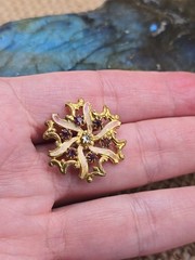 Antique Gilt Metal Dark Pink Rhinestone Pinwheel Ribbon Brooch 1″