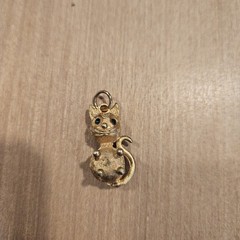 RARE 1970s Vintage Gold Tone 3D Cat Green Rhinestone Eyes Pendant Charm meow