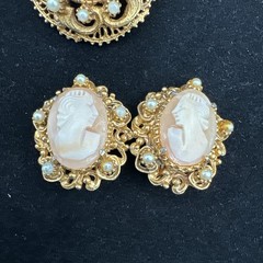 VTG Florenza Cameo Gold Tone Pearls Brooch Pendant And Clip On Earings
