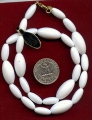 1 VINTAGE JAPANESE GENUINE LUCITE WHITE BEADED OVAL TUBE NECKLACE W520