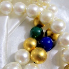 VTG RUNWAY BOOK PIECE NAPIER 3 STRAND FAUX PEARL/BEAD NECKLACE GP “Scarborough”