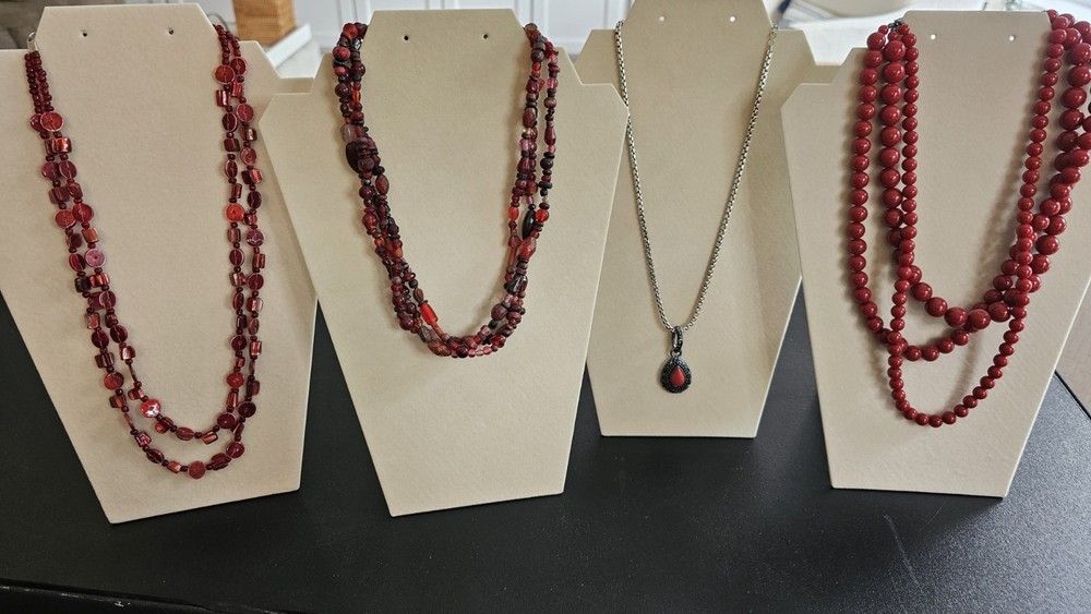 Lot of 4 Red Beaded Necklaces with Pendant, Mixed Materials (Unisex Adults)