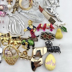 Vintage Figural Brooch Pin Lot of 32 Clown Mask Fairy Lipstick Dog Estate