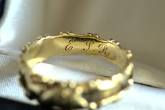 UNUSUAL ANTIQUE EARLY VICTORIAN ENGLISH 15K GOLD SCROLLING MOURNING RING c1840