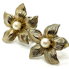 Vintage Flower Earrings Gold Tone Faux Pearl Screwback Mid Century