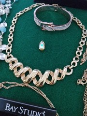 Vintage To Now Jewelry Lot 25+ Gold Tone Silver Tone Glass Acrylic Mixed Media