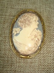 Vintage Nouveau Revival High Relief Gray Cream Cameo Lady Flowers Brooch KJ