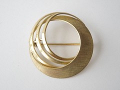 Vintage Brooch Gold-Colored Round Designer Style 7.2 g 3.8 x 3.5 cm