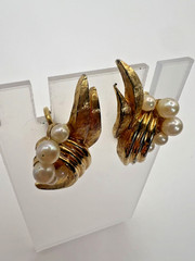 Vintage Coro Pearl Screw Back Earrings Classic Gold Mid Century 1950s Elegant