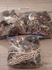20 lbs -5 oz Vintage To Now CRAFT, REPAIR ,TANGLED Junk Jewelry Lot (JK005)
