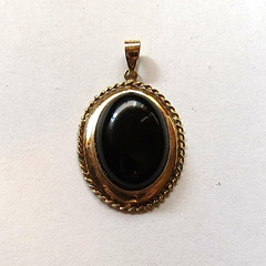 VTG 14K (585) SOLID GOLD WITH ONYX STONE PENDANT WEIGHT: 2.8 GRAMS & 30mm x 19mm