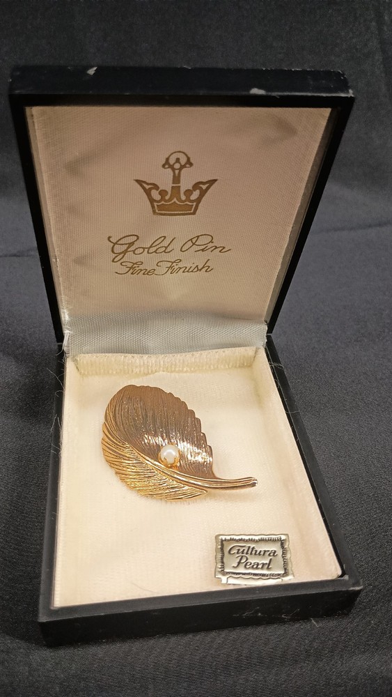 Vintage Fine Finish Gold Tone Leaf Brooch Pin With Authentic Cultura Pearl W/Box