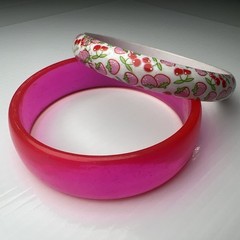 Lot Set Vintage Retro 70s 80s Neon Pink Acrylic Strawberry Resin Bangle Bracelet