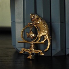2Pcs Antique Jewelry Cat Vintage Fishing Brooch Personality Zinc Alloy NEW