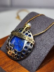 Vtg Bob Hope Desert Classic 1984 Lapis Lazuli Pendant with 18″ Chain Gold-tone