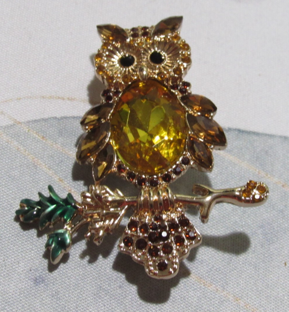 VTG GOLD-TONED ZINC OWL BROOCH WITH AMBER & TOPAZ CRYSTALS AND BLACK CRYSTAL EYE