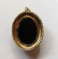 VTG 14K (585) SOLID GOLD WITH ONYX STONE PENDANT WEIGHT: 2.8 GRAMS & 30mm x 19mm