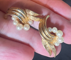 Vintage Coro Pearl Screw Back Earrings Classic Gold Mid Century 1950s Elegant