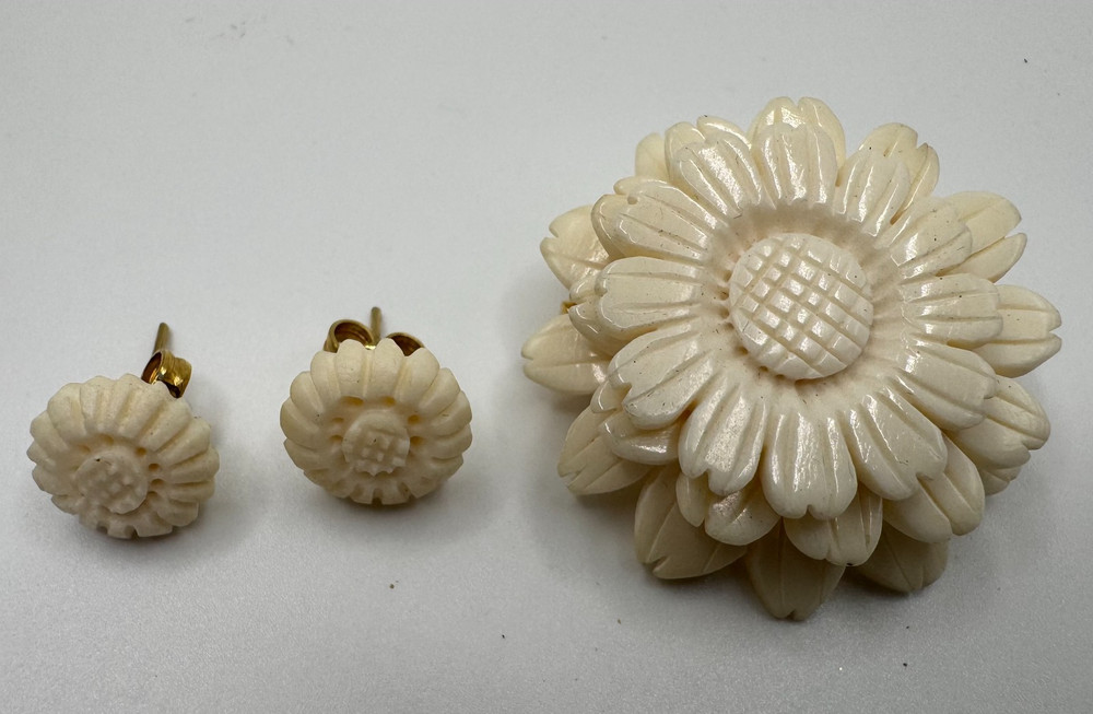 Vintage Celluloid Flower Brooch pin and Earring Set Sunflower Pierced EUC