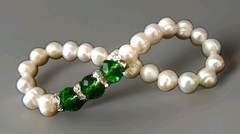 CULTURED WHITE PEARL BRACELET WITH 3 FACETED GREEN CRYSTALS (One Size Fits Most)