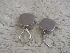 Silvertone Peach Glass Pierced Earrings (B30)