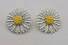Vintage Daisy Flower Enamel Metal Clip On Earrings Retro Groovy Hippy Ecclectic